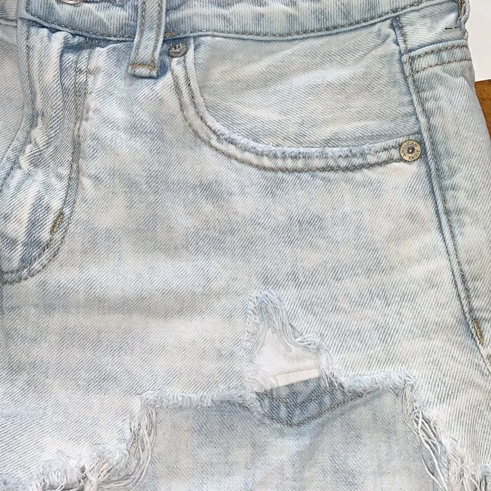 EXCELLENT DISTRESSED CONDITION WOMEN’S SIZE 2 AMERICAN EAGLE TOMGIRL SHORTIE